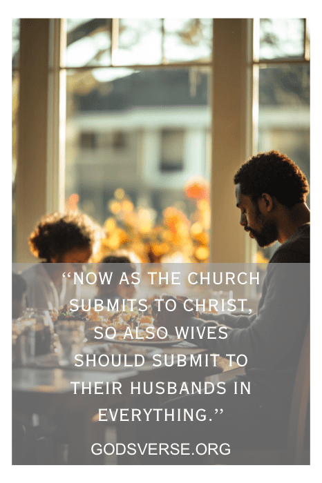 Una familia reza en una mesa de comedor con una cita sobre la sumisión de Godsverse.org en primer plano, reflexionando sobre versículos bíblicos sobre cómo tratar a tu marido.