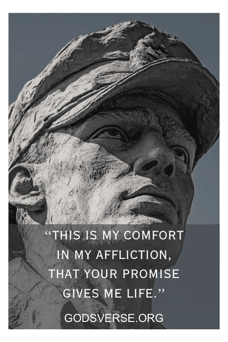 Uma estátua de pedra de um soldado se ergue solenemente, adornada com uma citação sobre conforto e vida da promessa de Deus. Um tributo apropriado para o Memorial Day, inspirado em versículos da Bíblia. Texto extraído do site godsverse.org.