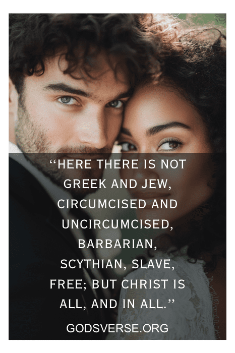 Una pareja se abraza, resaltada por una cita bíblica de Godsverse.org sobre la unidad en Cristo, que refleja el amor y la armonía que se encuentran en los versículos bíblicos sobre el matrimonio mestizo.