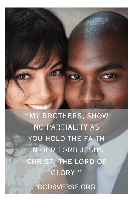 Una pareja sonriendo con una cita bíblica superpuesta sobre la fe en Jesucristo de Godsverse.org, que refleja la unidad celebrada en los versículos bíblicos sobre el matrimonio mestizo.