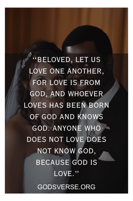 Los novios están juntos, encarnando el mensaje de amor que se encuentra en Dios. Su unión resuena con el espíritu de los versículos bíblicos sobre el matrimonio mestizo, recordándonos que el verdadero amor trasciende todas las fronteras gracias a la gracia divina.