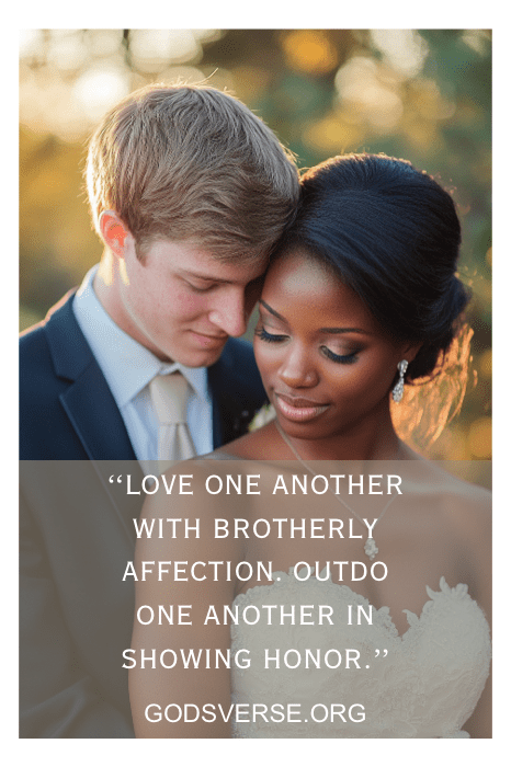 Los novios se abrazan con ternura, con una cita superpuesta que celebra la belleza del amor y el afecto, recordándonos las verdades eternas que se encuentran en los versículos de la Biblia sobre el matrimonio mestizo.