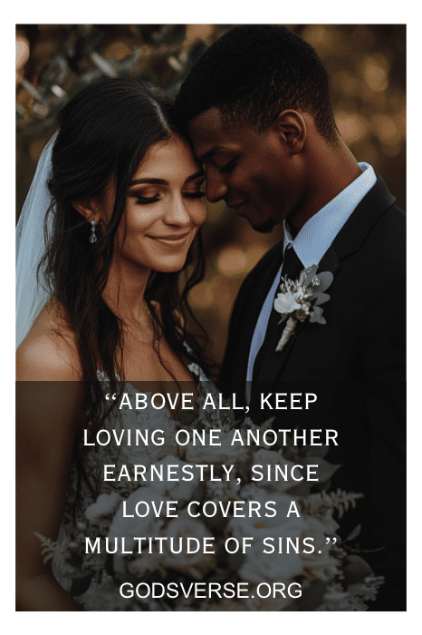 Los novios se abrazan tiernamente, destacados con una conmovedora cita sobre el amor de Godsverse.org.