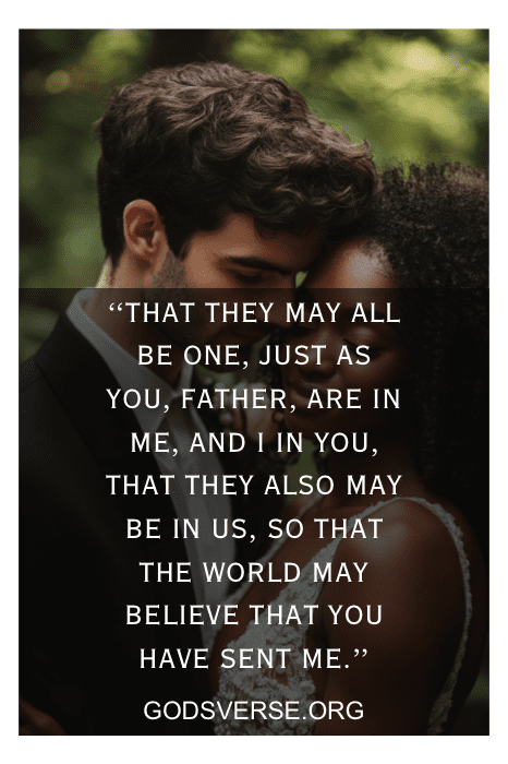 Una pareja se abraza con una sentida cita bíblica sobre la unidad y la fe, celebrando el amor más allá de las fronteras de Godverse.org, inspirada en versículos bíblicos sobre el matrimonio mestizo.