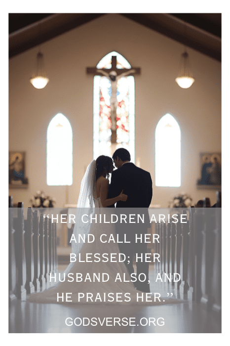 Los novios están de pie en la iglesia, bañados por una luz suave, con Proverbios 31:28 superpuesto que añade profundidad a este tierno momento: una escena que recuerda a los versos de San Valentín para un marido, que capta las promesas dichas de corazón a corazón.