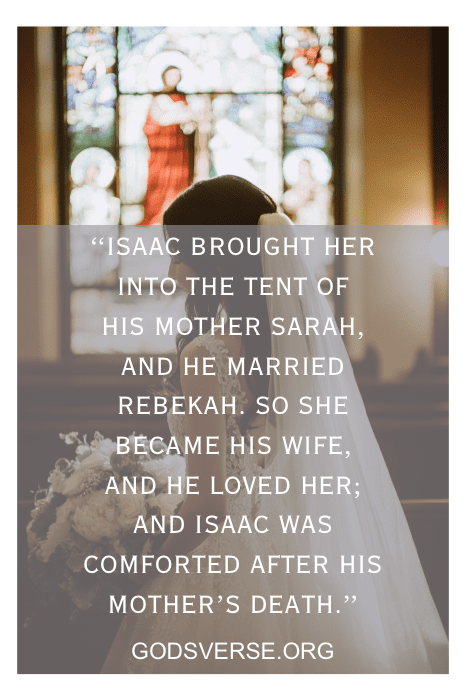 Una pareja que se casa en una iglesia se celebra con un sentido versículo bíblico superpuesto de Génesis 24:67, que encarna el espíritu de los versículos de San Valentín para marido en este día tan especial.