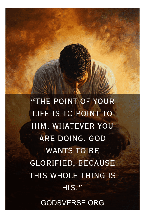Hombre rezando de rodillas con un fondo de fuego, superposición de texto con citas inspiradoras devoción sobre el propósito de la vida y glorificar a Dios. Visita godsverse.org para más información.