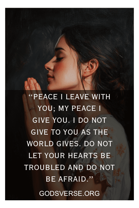 Uma mulher ora com os olhos fechados; uma citação de paz, que lembra as citações do Dia dos Pais para um filho perdido, e o site God's Verse são sobrepostos.