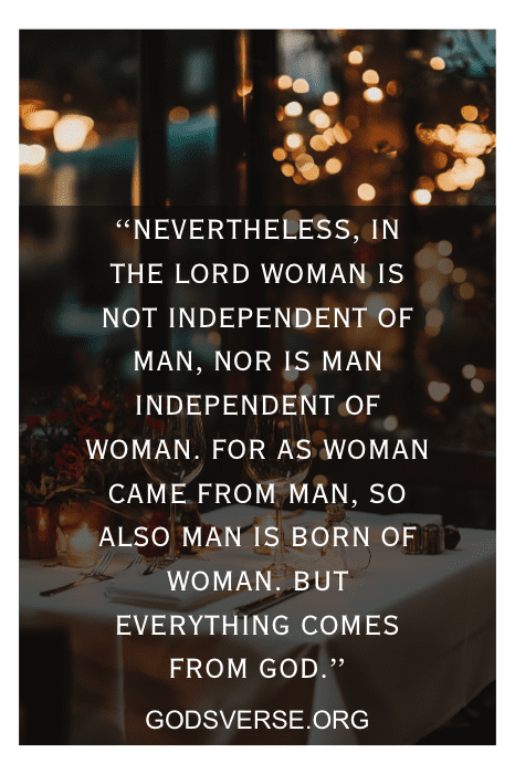 Cita sobre un fondo tenuemente iluminado con luces; sobre la interdependencia entre hombres y mujeres de godsverse.org, perfecta para Versos de San Valentín para Marido.