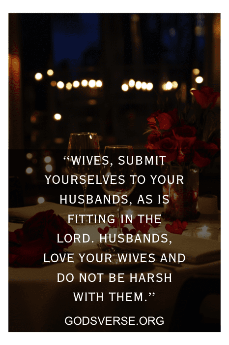 Um cenário de jantar romântico é lindamente aprimorado com um versículo bíblico tocante para aniversário de casamento do site God'sverse.org, sobreposto à cena.