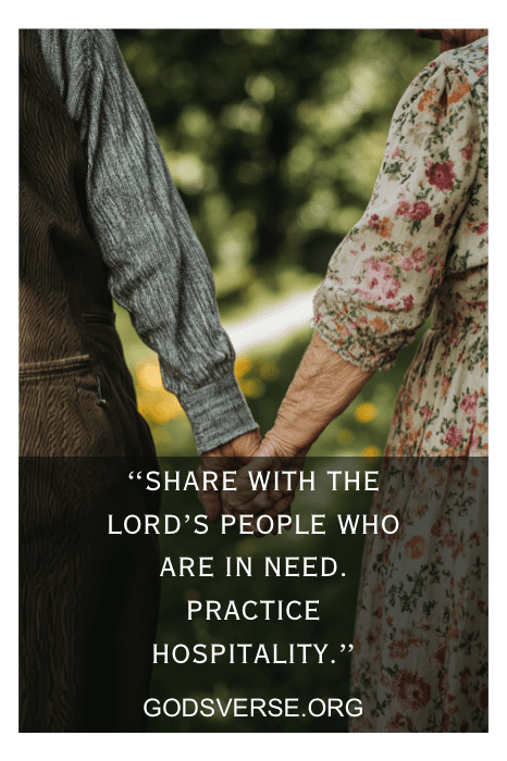 Una pareja de ancianos cogidos de la mano con un versículo bíblico sobre la hospitalidad de godsverse.org debajo, que nos recuerda la sabiduría intemporal que se encuentra en Versículos bíblicos sobre cómo tratar a tu marido.