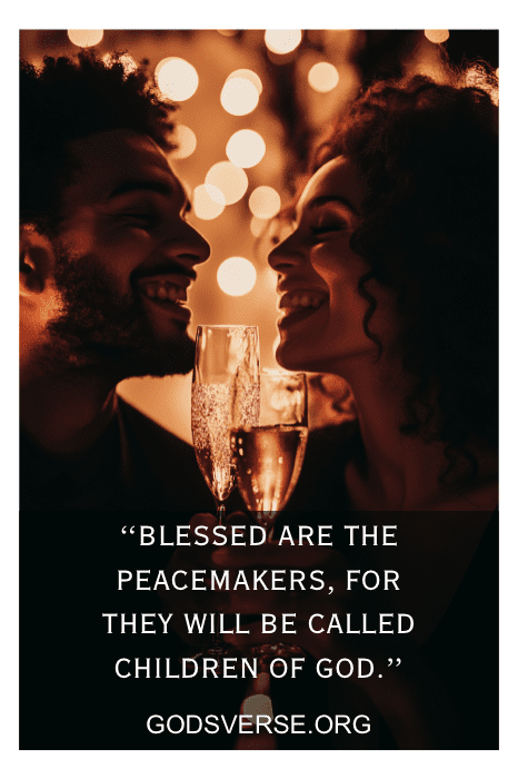 Una pareja sonriente con copas de champán y una suave iluminación comparte un tierno momento, inspirado en los versos de San Valentín para el marido, con una cita sobre los pacificadores de godsverse.org.