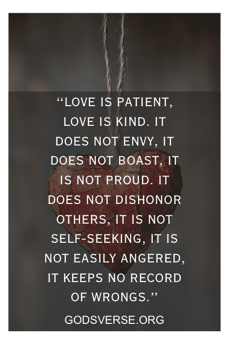 Un adorno de corazón colgante adornado con una sentida cita sobre el amor de GodsVerse.org, perfecto para compartir esos versos especiales de San Valentín para tu marido.