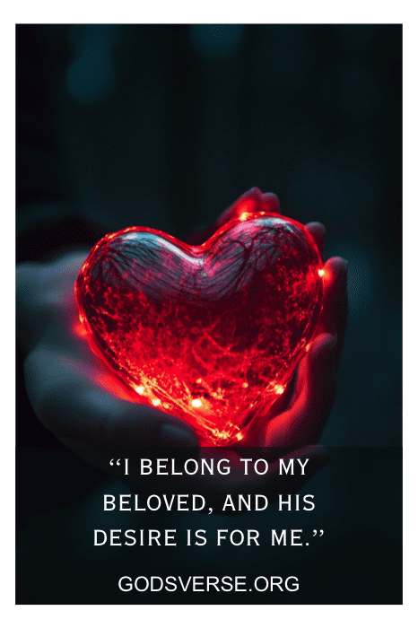 Las manos sostienen un corazón rojo resplandeciente con el texto: "Pertenezco a mi amado, y su deseo es para mí". Descubra más expresiones sentidas en godsverse.org; versos de San Valentín perfectos para el marido y los vínculos queridos.