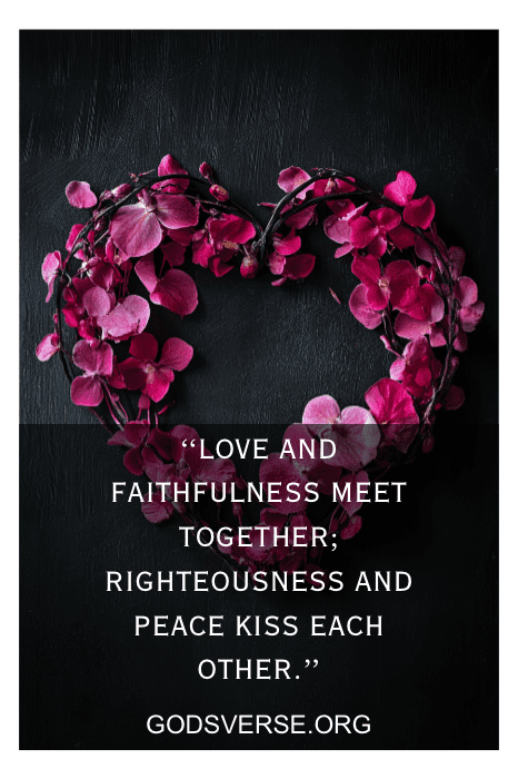 Un arreglo floral en forma de corazón con una cita inspiradora sobre el amor, la fidelidad, la rectitud y la paz de godsverse.org, un toque perfecto para los versos de San Valentín para el marido.
