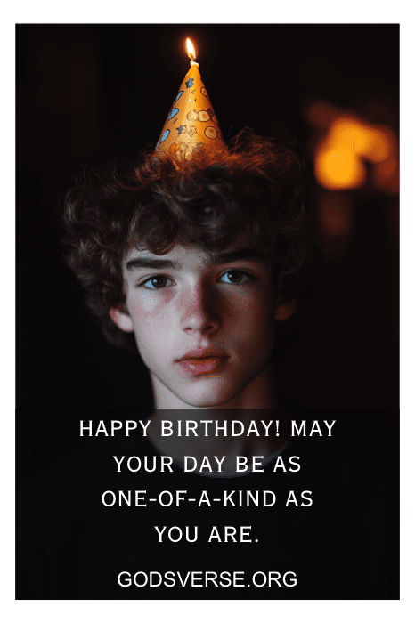 Adolescente usando um chapéu de aniversário com uma vela no topo. Texto: "Feliz aniversário! Que seu dia seja tão único quanto você, com frases de aniversário para homens para torná-lo ainda mais especial.