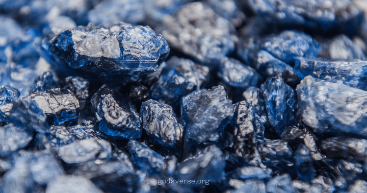 Primer plano de cristales rugosos de color azul intenso y superficie texturada, que recuerdan a las 12 piedras de la Biblia.