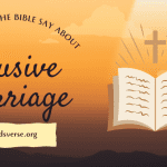 Em um cenário sereno de pôr do sol, o texto em negrito pergunta: "O que a Bíblia diz sobre o casamento abusivo?" Um livro aberto com uma cruz convida a uma reflexão e compreensão mais profundas.