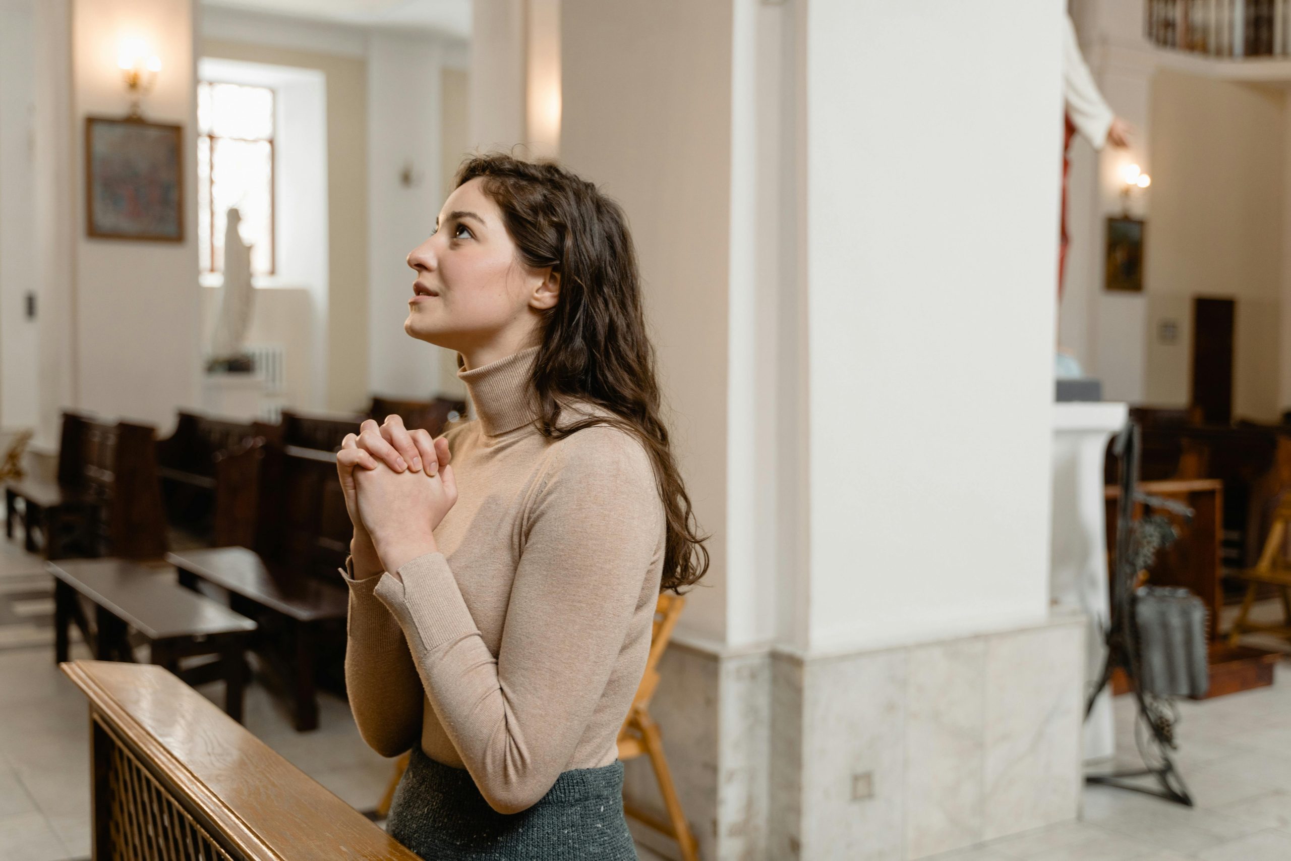 Uma jovem sentada dentro da igreja
