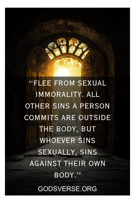 A luz do sol passa por uma porta em arco, lançando um brilho sereno em um versículo bíblico sobre como fugir da imoralidade sexual do site godsverse.org, oferecendo esperança e orientação, assim como as Escrituras para Superar o Adultério.