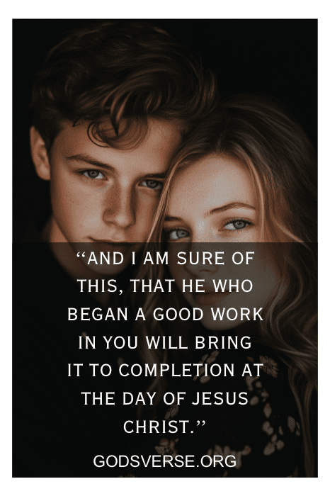 Close-up de dois jovens com uma sobreposição de versículo bíblico do site God's Verse, oferecendo inspiração e orientação como um versículo bíblico para jovens em busca de sabedoria.