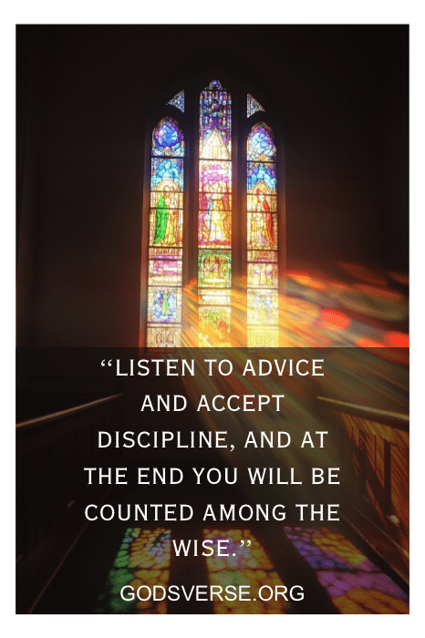 Vitral que emite luz colorida com uma sobreposição de texto sobre conselhos, disciplina e versículos bíblicos sobre responsabilidade do godsverse.org.