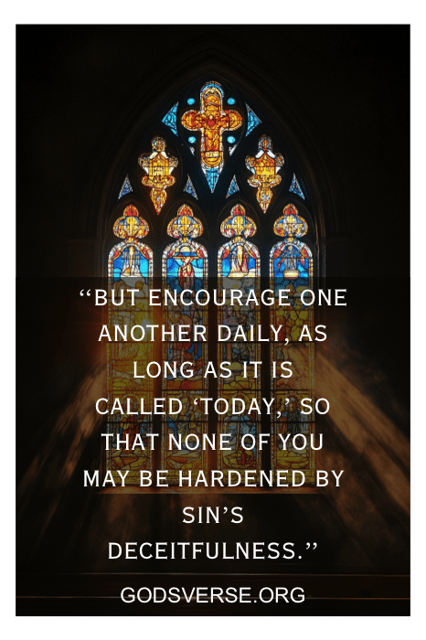 Um vitral apresenta uma citação do Godsverse.org, inspirando o apoio diário contra o engano do pecado por meio de versículos bíblicos sobre responsabilidade.