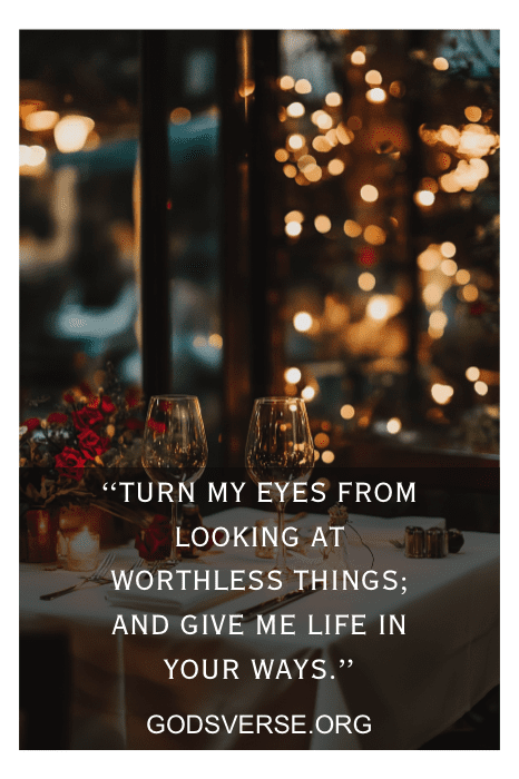 Uma cena de restaurante aconchegante com uma mesa para dois, taças de vinho, velas e luzes bokeh define o clima. A sobreposição de texto sugere o Power of Verses on Lust, acrescentando uma camada intrigante ao ambiente romântico.