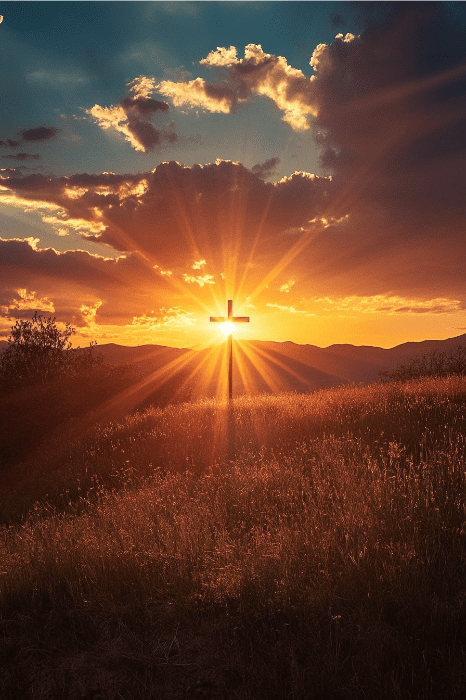 Pôr do sol atrás de uma cruz em uma colina, lançando raios de sol sobre a paisagem com nuvens e um céu dourado, lembrando os versículos bíblicos sobre força mental que inspiram resiliência em meio à serenidade da natureza.