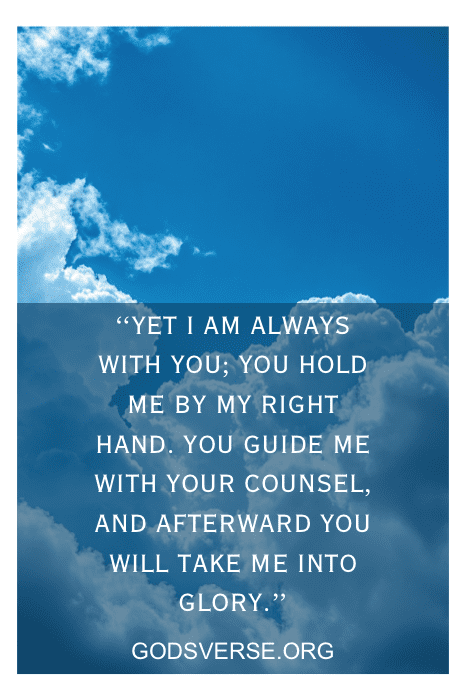 O texto contra um céu azul nublado diz: "Yet I am always with you...Godsverse.org", oferecendo conforto por meio de versículos bíblicos sobre a morte do pai.