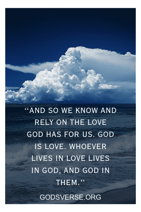 As nuvens sobre o oceano criam um cenário sereno para uma citação sincera sobre o amor de Deus do site godsverse.org, oferecendo consolo que lembra os versículos bíblicos sobre a morte do pai.