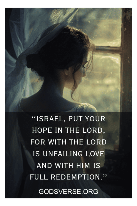 Uma mulher olha pela janela com um versículo bíblico de Salmos 130:7 e o texto "GODSVERSE.ORG" sobreposto, refletindo sobre a espera de Deus por um marido.
