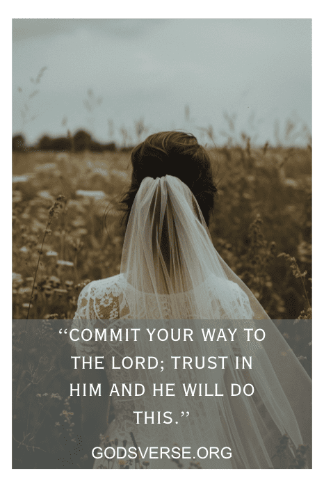 Noiva em um campo com um véu e vestido de renda, texto sobreposto: "Entregue seu caminho ao Senhor; confie Nele e Ele fará isso. Esperando em Deus por um marido - Citações.