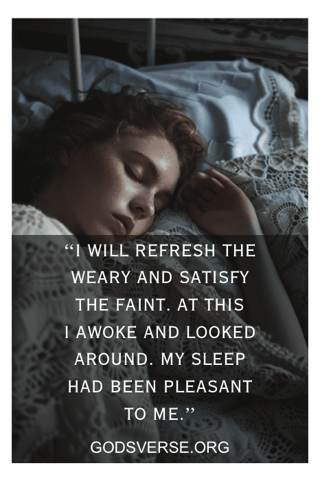 Uma mulher dorme tranquilamente em um travesseiro de renda; o texto sobreposto à imagem inclui versículos bíblicos reconfortantes sobre o sono.