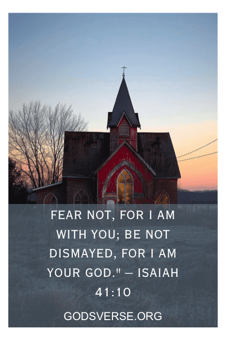 Uma igreja vermelha ao amanhecer com um versículo bíblico de Isaías 41:10 sobreposto: "Não temam, pois estou com vocês... Deus". Essa imagem serena simboliza a essência das Giving It to God Quotes, oferecendo paz e segurança em Sua presença inabalável.