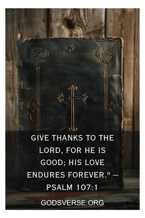 Uma Bíblia preta desgastada com uma cruz dourada na capa, com o Salmo 107:1 e o site godsverse.org, destaca versículos bíblicos sobre a bondade de Deus.
