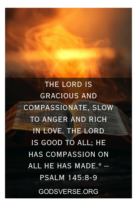 Uma Bíblia aberta com luz quente e fumaça. "Salmo 145:8-9" e uma citação sobre a bondade de Deus estão sobrepostos no texto. Site: godsverse.org.