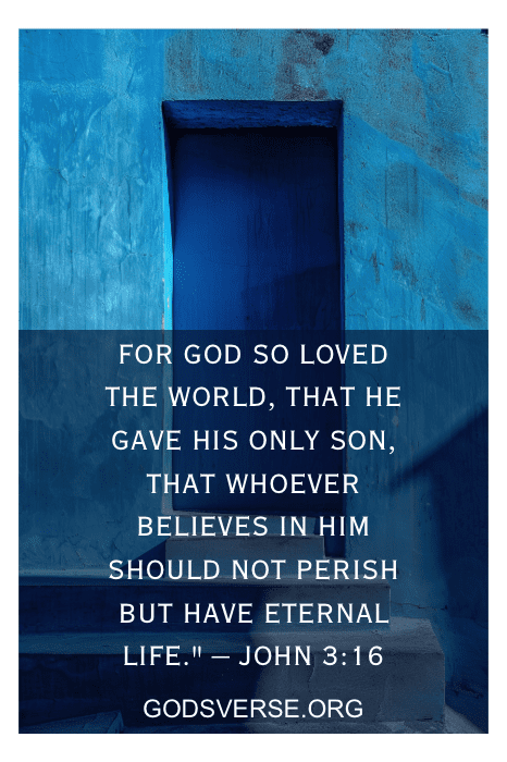Parede e porta azuis com o versículo bíblico João 3:16 em texto branco sobreposto, mostrando a bondade de Deus. "Porque Deus amou o mundo de tal maneira...