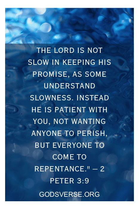 Texto em um fundo de água azul: "O Senhor não é vagaroso... - 2 Pedro 3:9 godsverse.org. Descubra mais versículos bíblicos sobre a bondade de Deus.