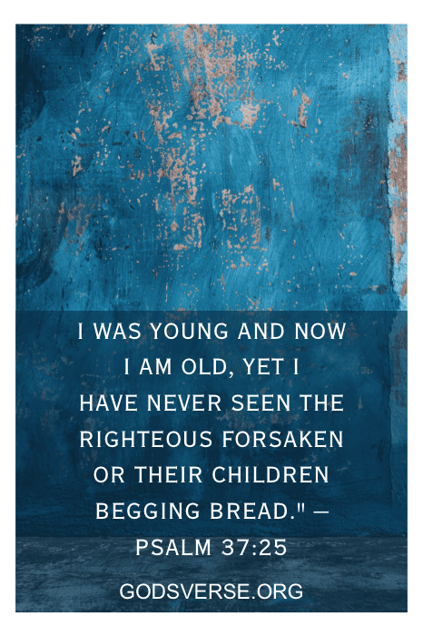 Versículo bíblico "Eu era jovem e agora sou velho" em um fundo azul texturizado de godsverse.org. Descubra mais versículos bíblicos sobre a bondade de Deus.