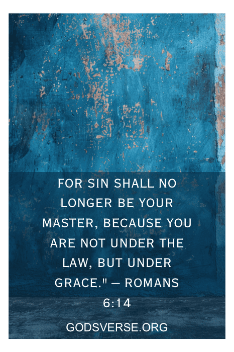 Fundo azul texturizado com o texto: "Porque o pecado já não será o vosso senhor, pois não estais debaixo da lei, mas debaixo da graça." -Romanos 6:14, godsverse.org. Descubra mais versículos bíblicos sobre tentação e orientação.