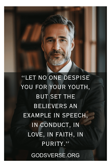 Um homem de terno se posiciona de forma confiante com uma citação sobreposta sobre ser um exemplo para os crentes, enfatizando a importância da liderança por meio das escrituras. Texto: GODSVERSE.ORG.