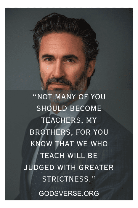 Um homem de terno com barba e cabelos grisalhos, com uma citação sobre ensino e julgamento sobreposta à imagem, inspirada em versículos bíblicos para líderes.