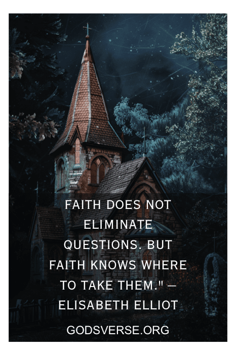 Uma cena noturna de uma igreja com uma citação de Elisabeth Elliot sobre fé ilumina o ambiente tranquilo. Na parte inferior, descubra mais citações inspiradoras para a igreja em nosso site.