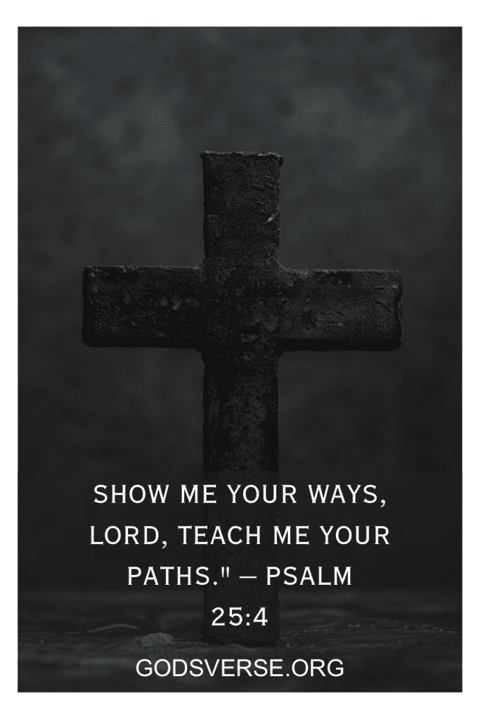 Uma cruz de madeira escura com o texto: "Mostra-me os teus caminhos, Senhor, ensina-me as tuas veredas". - Salmo 25:4 e "godsverse.org". Essa peça elegante destaca versículos bíblicos sobre a bondade de Deus.