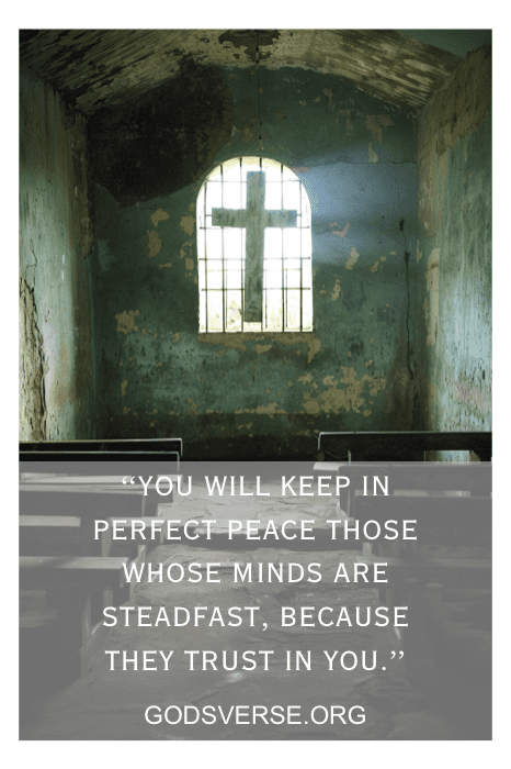 Interior de igreja dilapidada com uma janela em forma de cruz, com o texto: "Você manterá em perfeita paz... GODSVERSE.ORG, para versículos bíblicos sobre deixar ir.