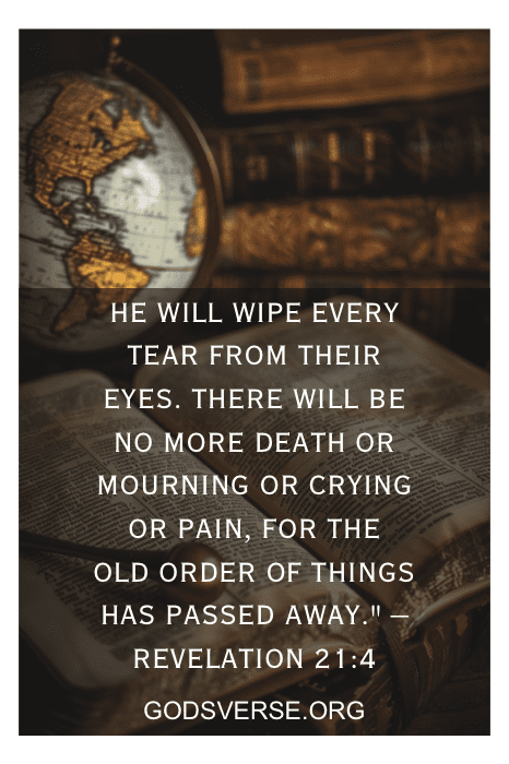 Bíblia aberta com um globo; texto sobreposto de Apocalipse 21:4 sobre o fim da morte, do luto e da dor. Essa poderosa imagem ressalta os versículos da Bíblia sobre a bondade de Deus e as promessas eternas.