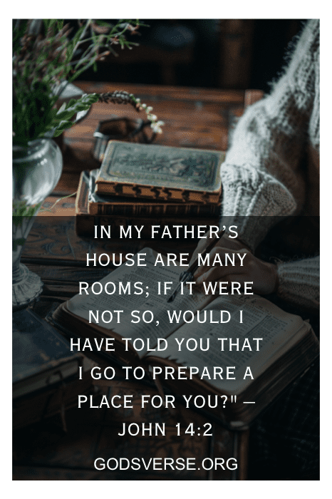 Uma pessoa lendo um livro com plantas e livros antigos ao fundo, adornados com versículos bíblicos sobre a bondade de Deus. Versículo bíblico João 14:2 sobreposto.