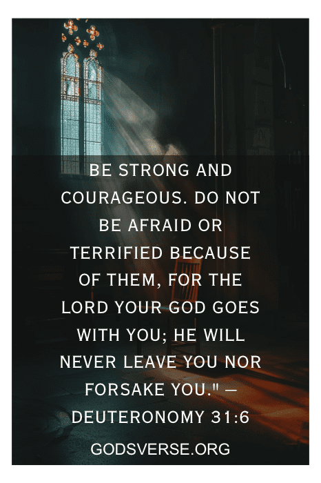 O texto sobreposto a uma imagem de uma igreja pouco iluminada diz: "Seja forte e corajoso..." de Deuteronômio 31:6, GODSVERSE.ORG, oferecendo inspiração entre as citações do Giving It to God.