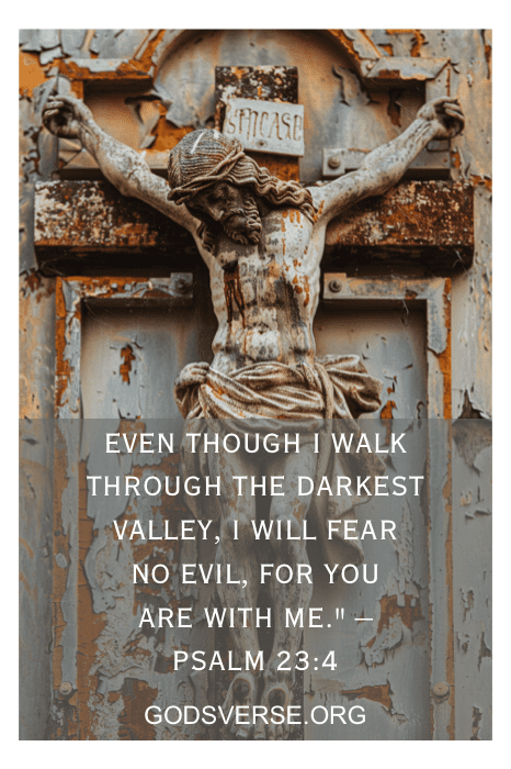 Um crucifixo envelhecido em uma parede desgastada com o Salmo 23:4 e o URL do site God's Verse sobrepostos; citações de Giving It to God inscritas abaixo.